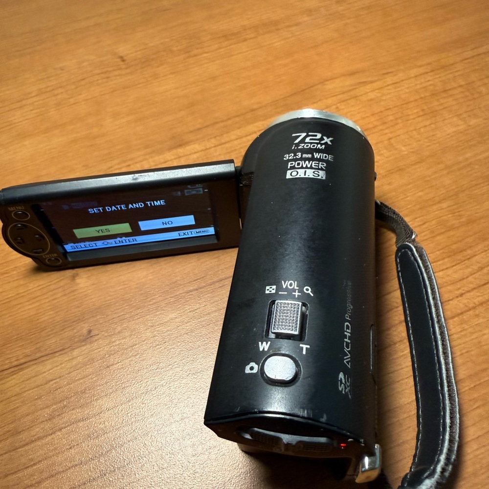Panasonic HC-V201 Full
HD Video Camcorder
10MP 72x Zoom With Battery - Picture 6 of 14
